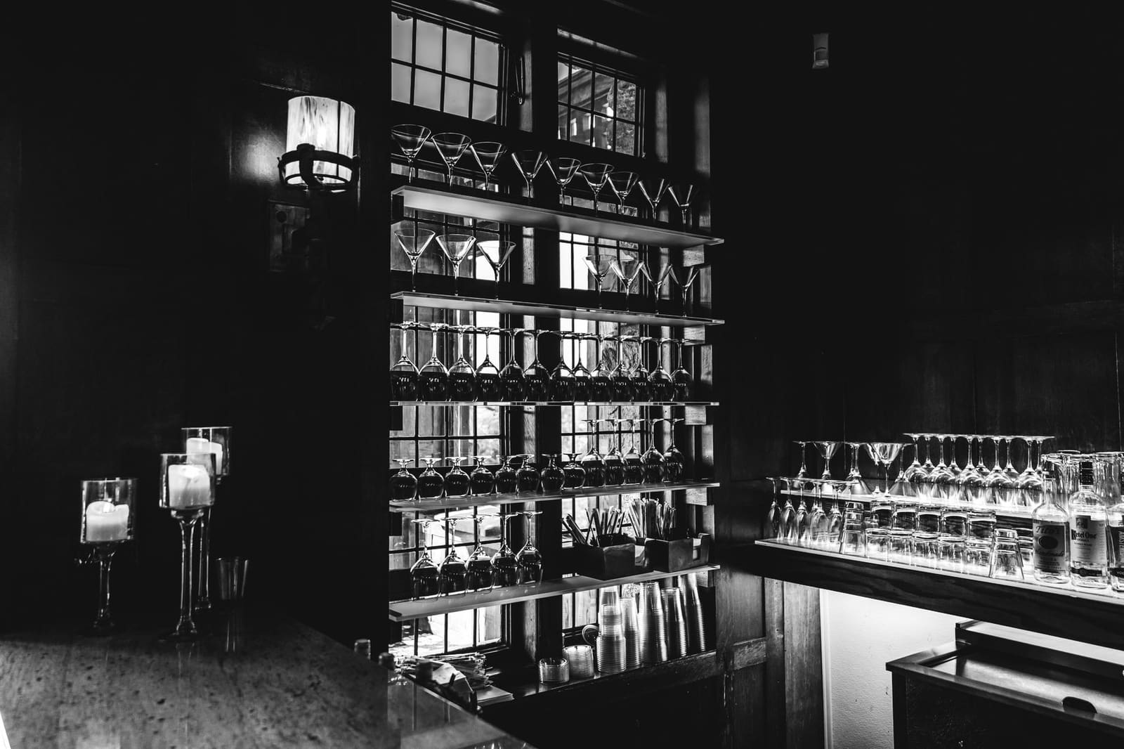 Sfeervol interieur van een gevestigde cocktailbar in San Francisco met flessen achter de bar