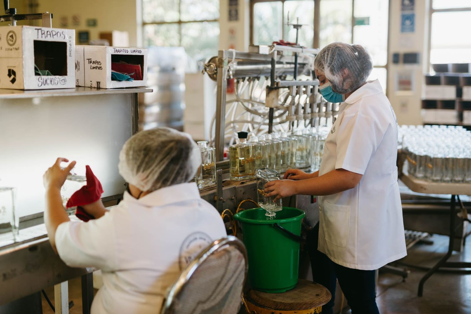 Botteling van gin op een productielijn in een distilleerderij