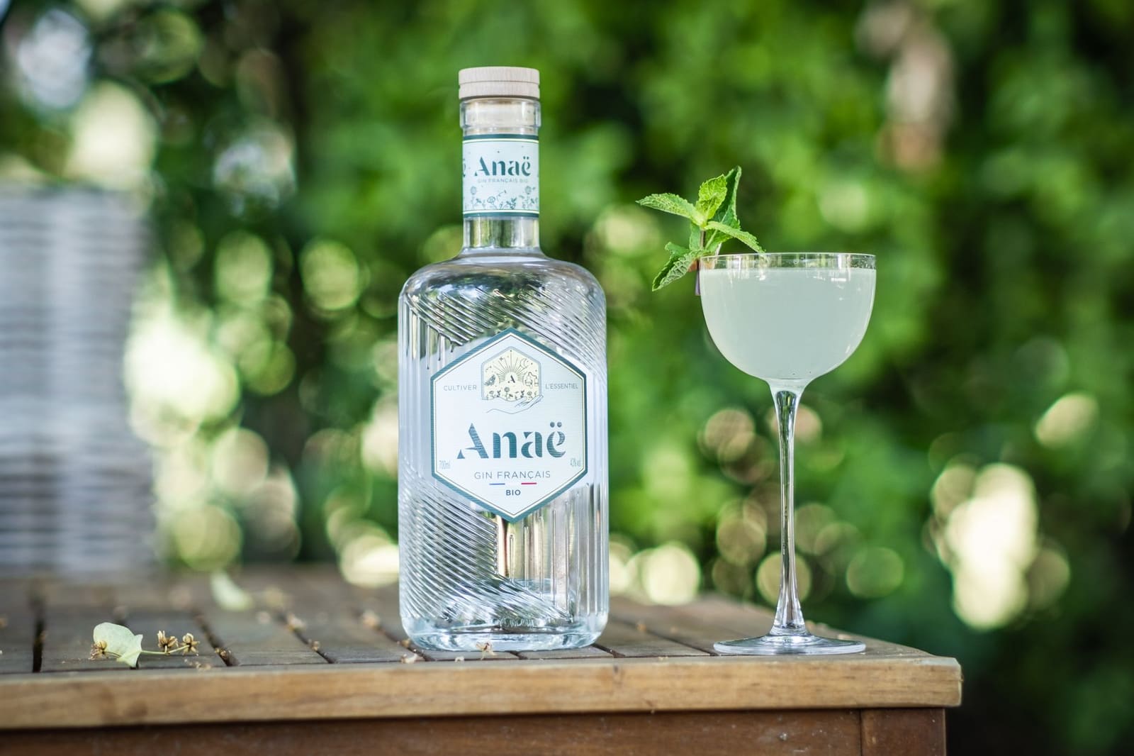 Fles gin met minimalistische, duurzame verpakking op een houten bar