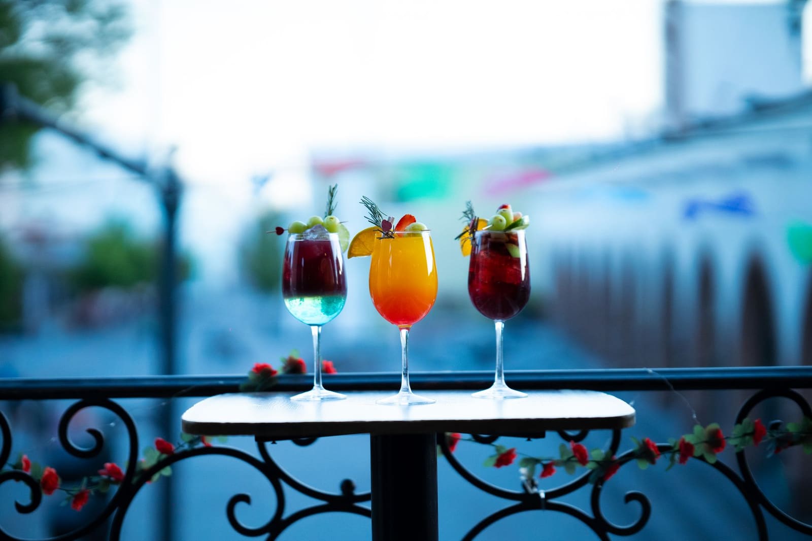 Mensen genieten van kleurrijke drankjes op een zonnig terras