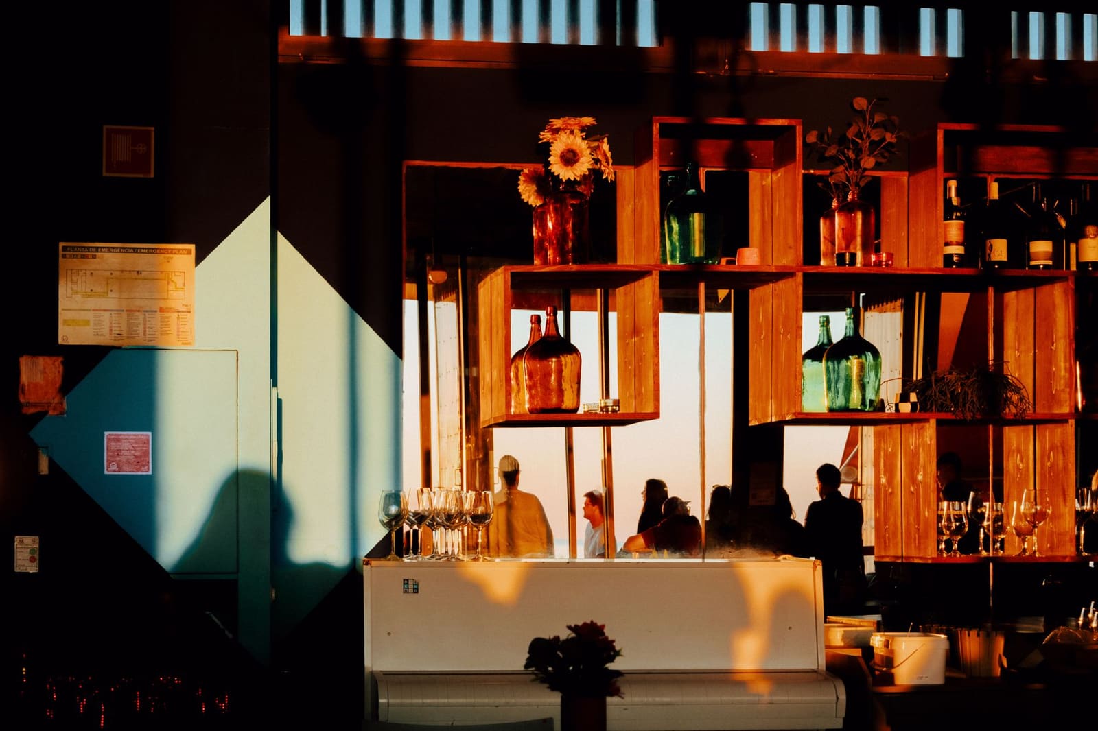 flessen achter de bar in warm licht