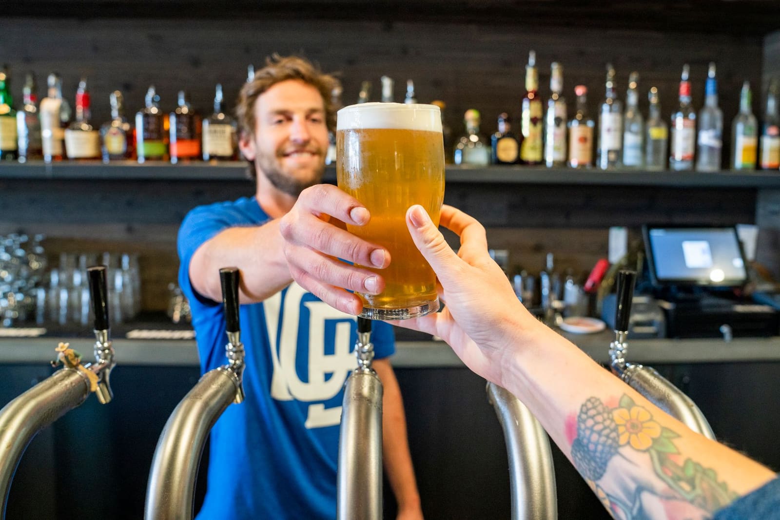Bartender tapt een biertje, beeld van het dagelijkse werk in de horeca