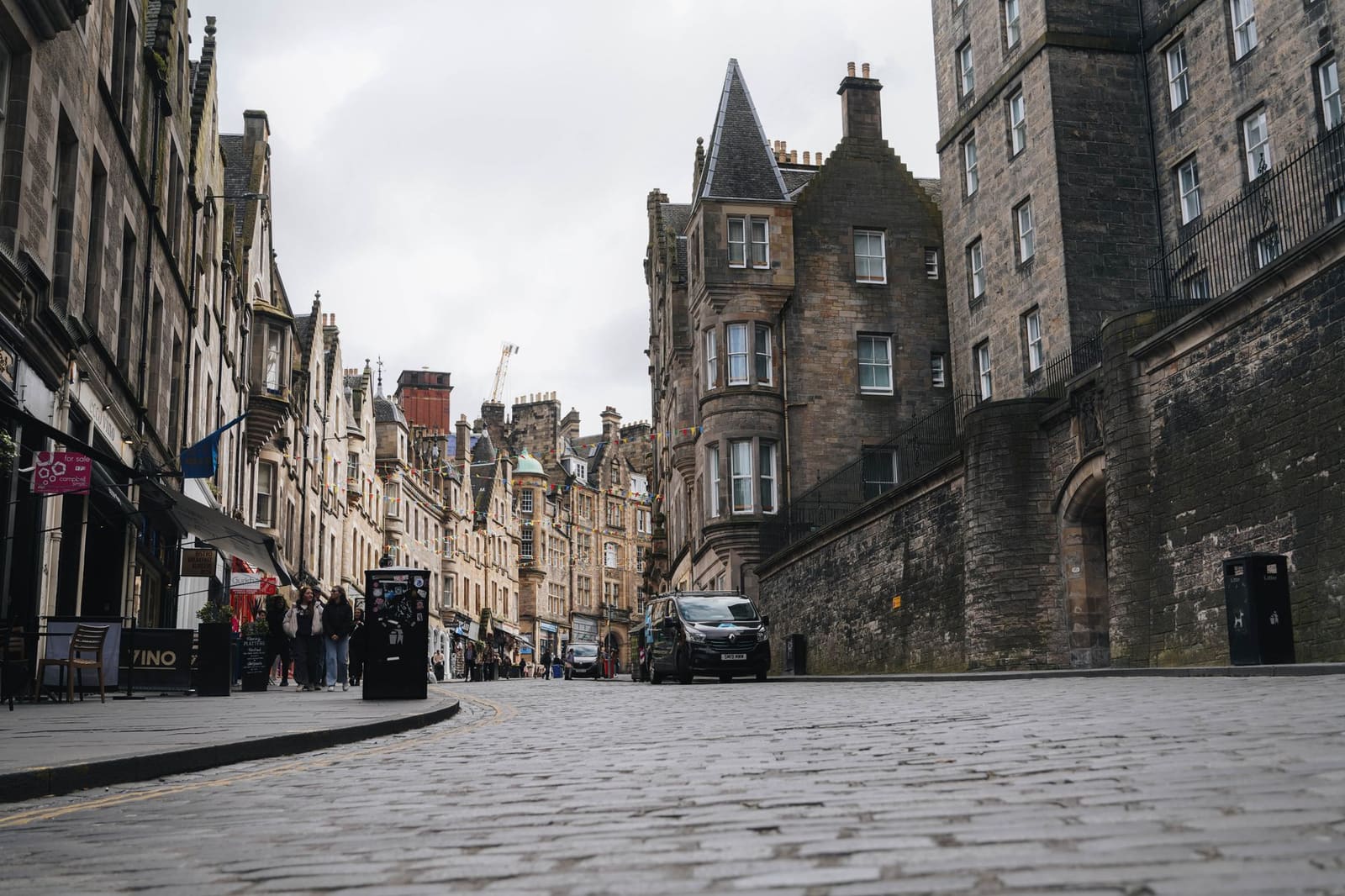 Straatbeeld van Edinburgh, waar de Schotse regering zetelt en horeca actievoert