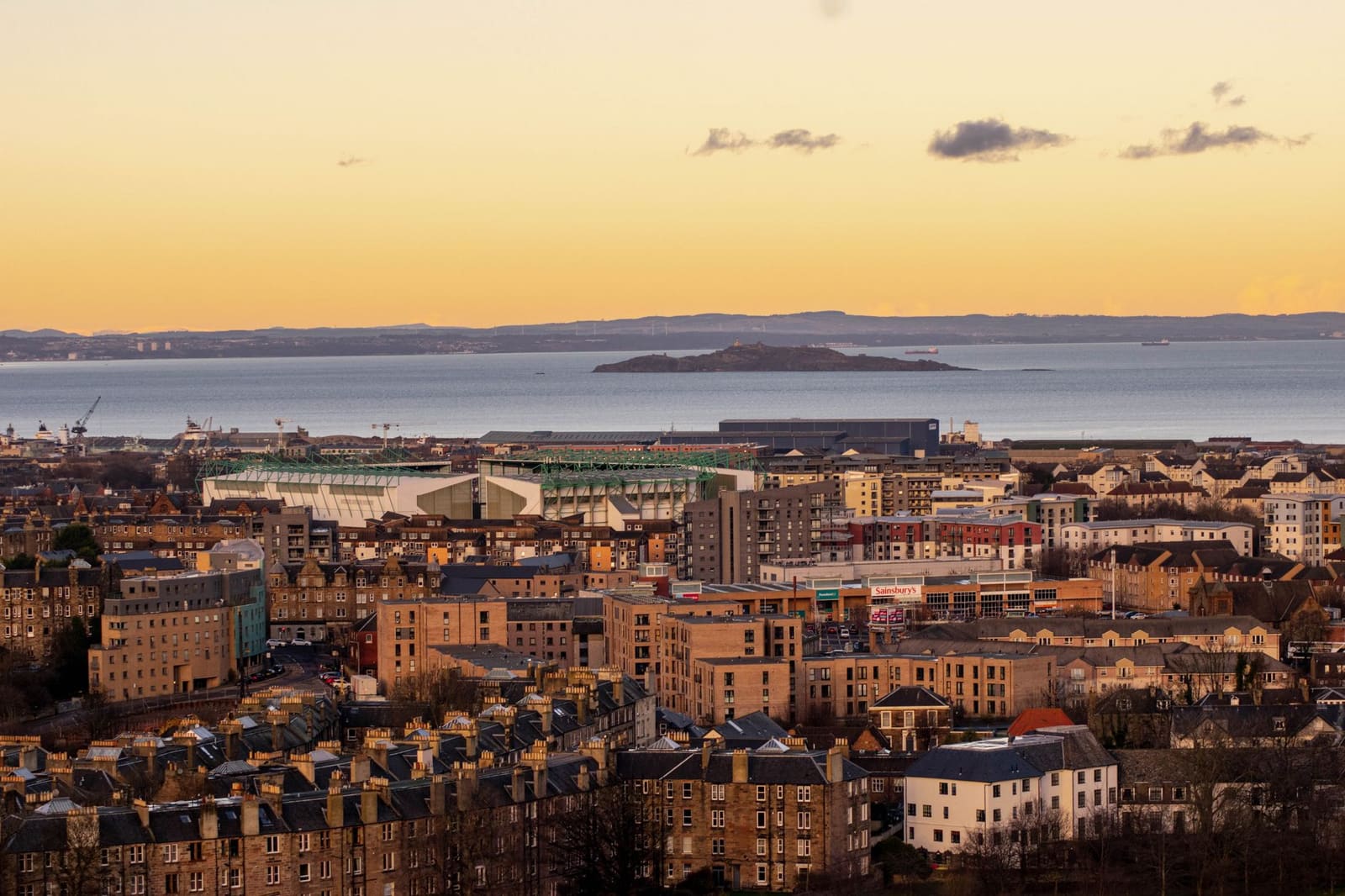 Uitzicht op de haven van Leith bij Edinburgh met historische gebouwen