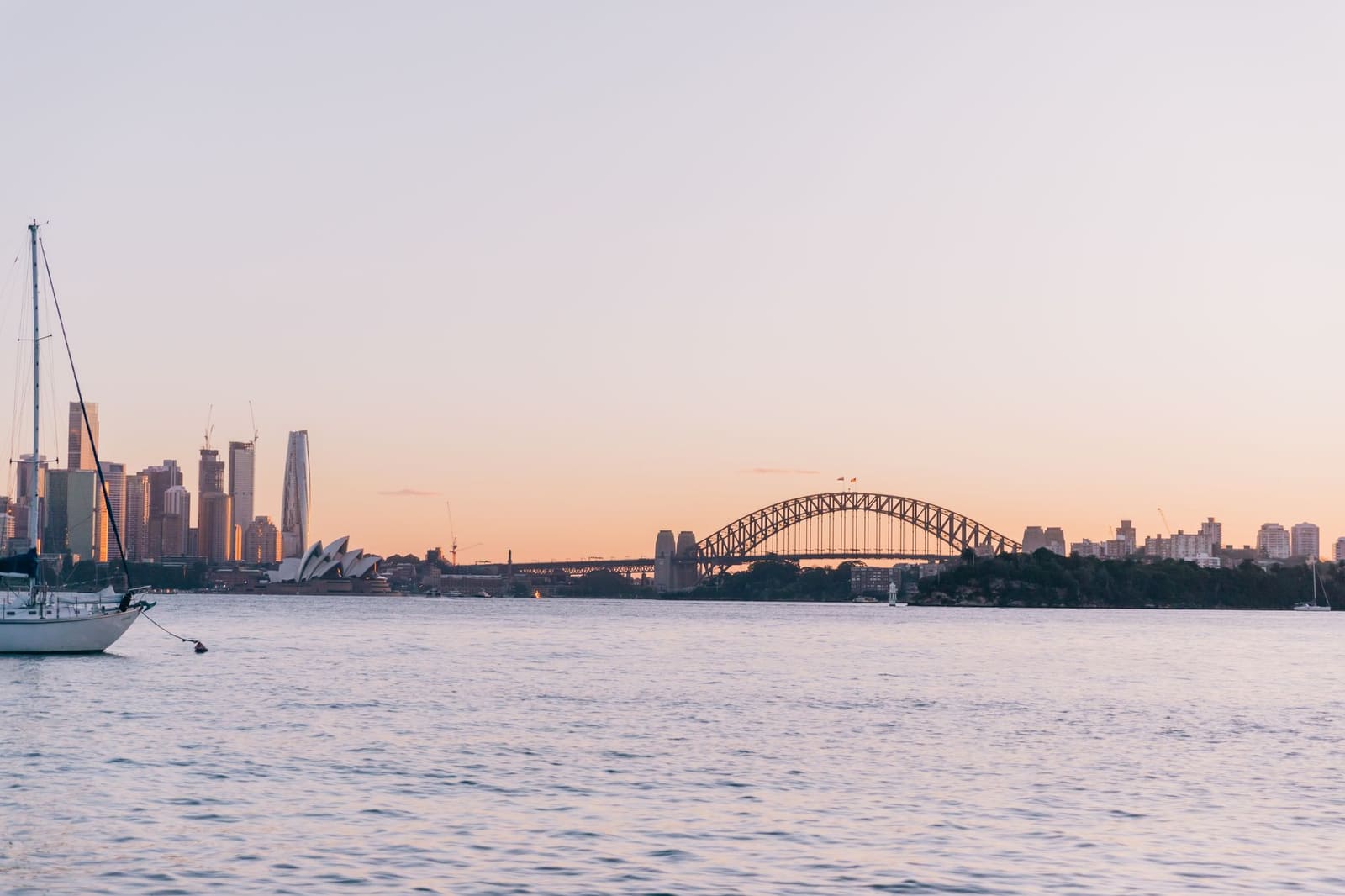 Skyline van Sydney met de haven en Opera House op de achtergrond