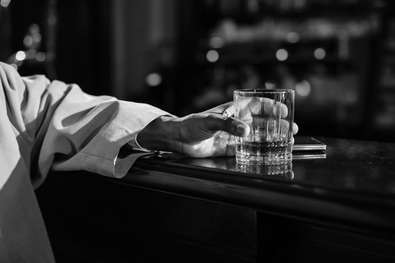 Glas whisky op een houten bar