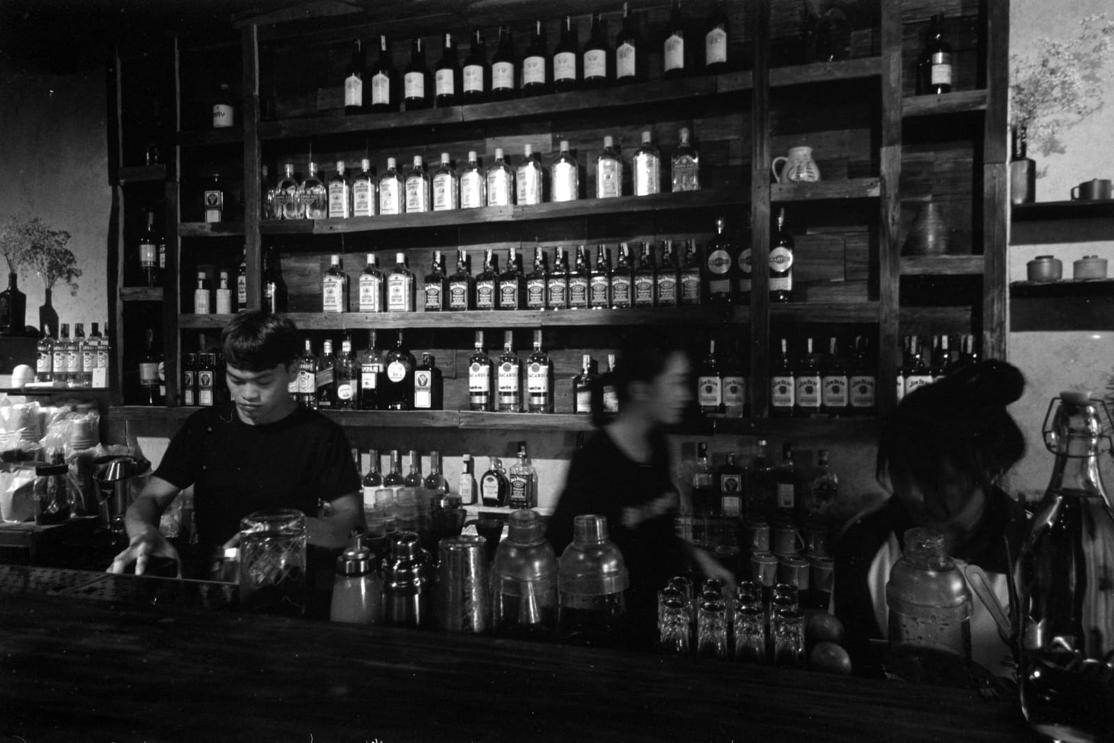 Flessen Siciliaanse amaro opgesteld op een houten bar met warm licht