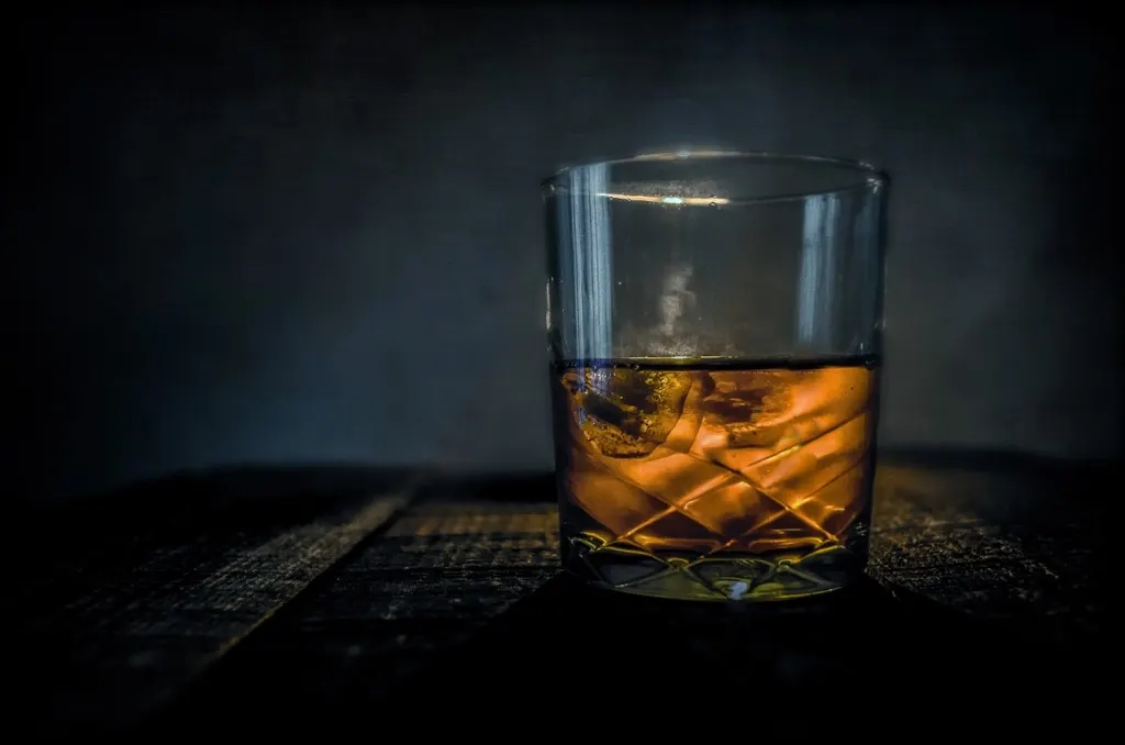 Glas whisky met ijsblokjes