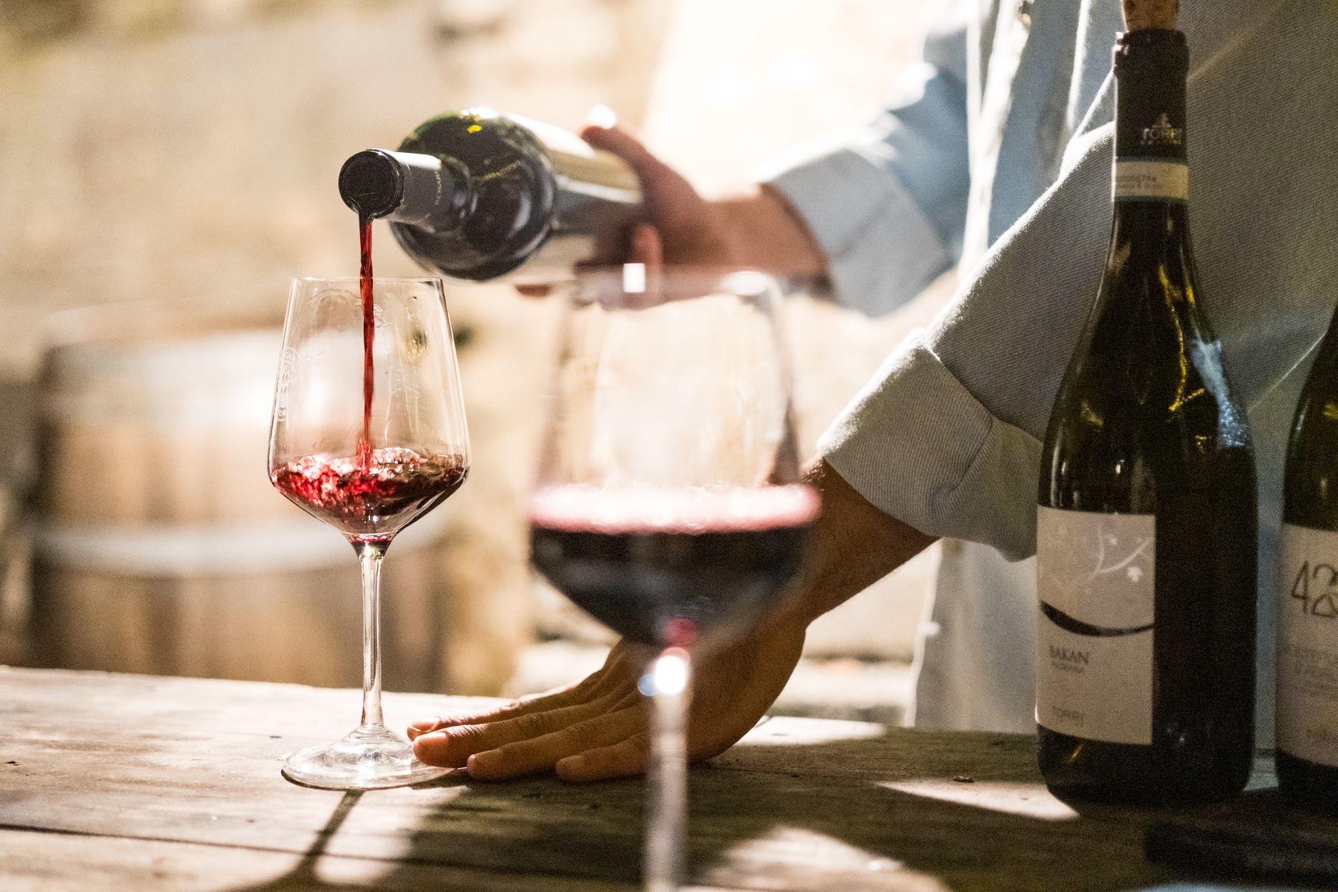 sommelier proeft en beoordeelt een glas rode wijn aan de bar