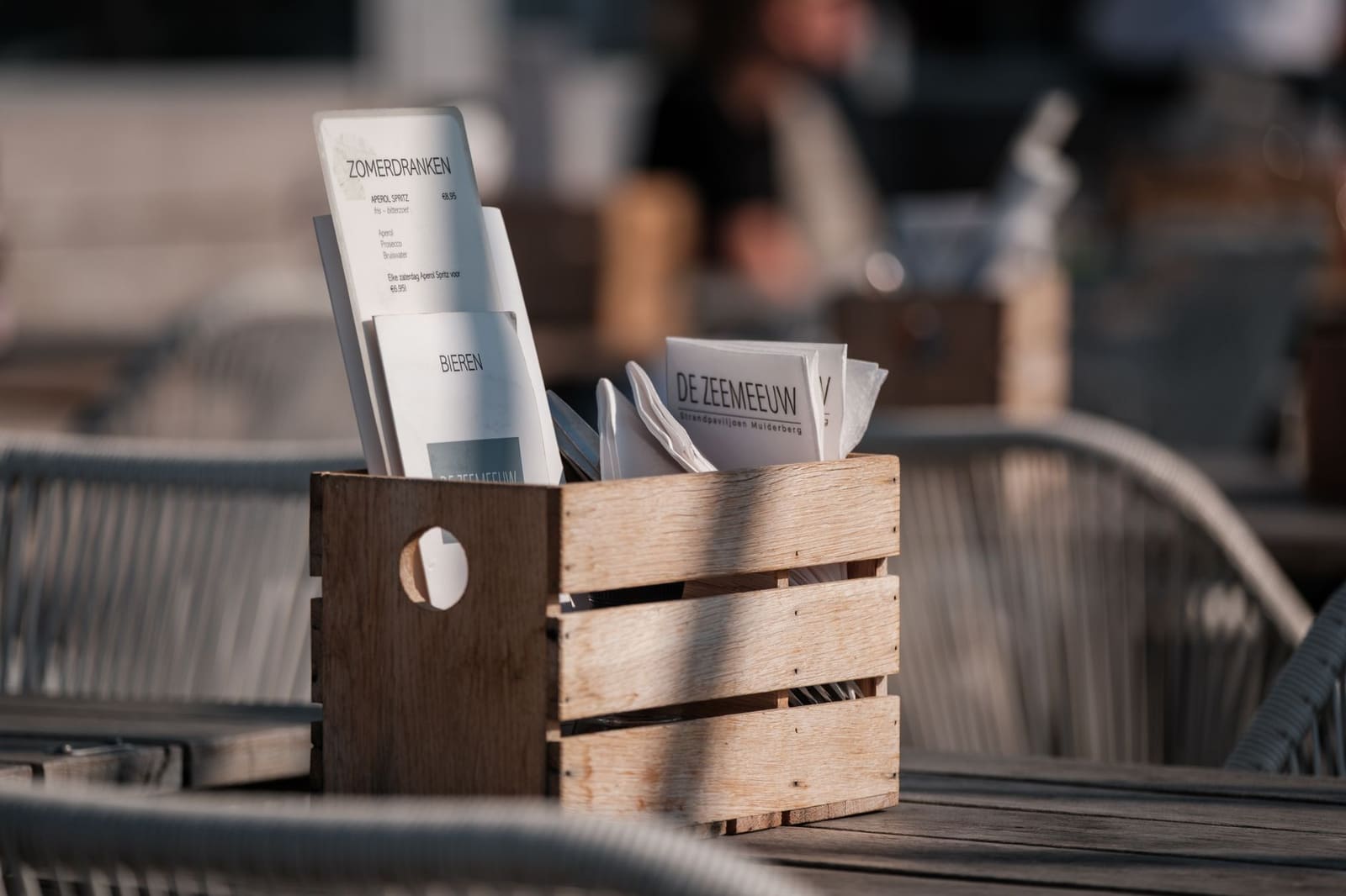 Close-up van een opengeslagen menukaart op een houten tafel