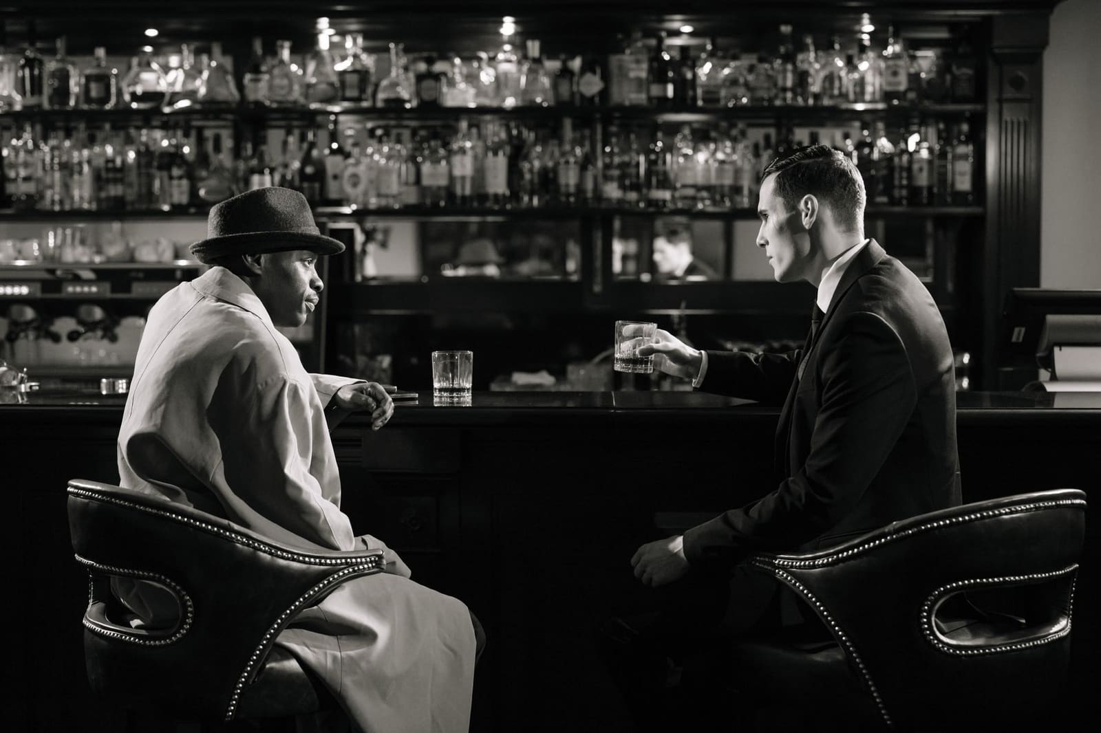 Oude glazen en flessen op een houten bar in een achterkamer uit de drooglegging.