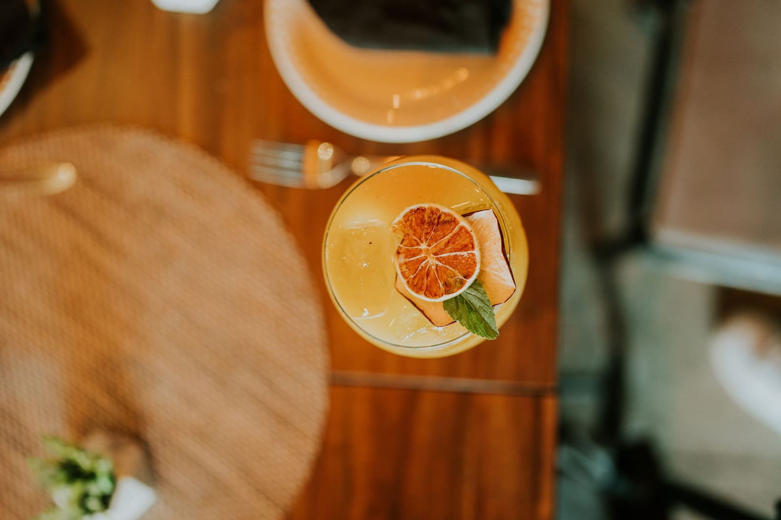 Oranje spritz met prosecco en een schijfje sinaasappel in een wijnglas.