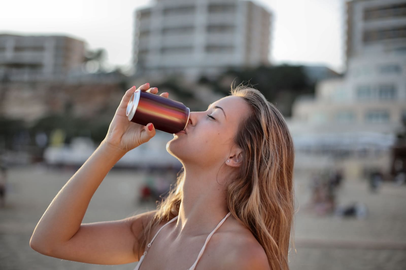 Blikjes met alcoholhoudende drank op ijs tijdens een zonnige dag aan het strand