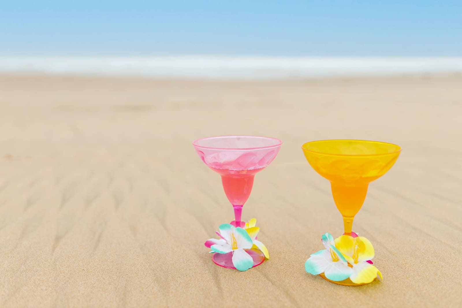 Koude drankjes in blik op een strand tijdens een zomerse dag