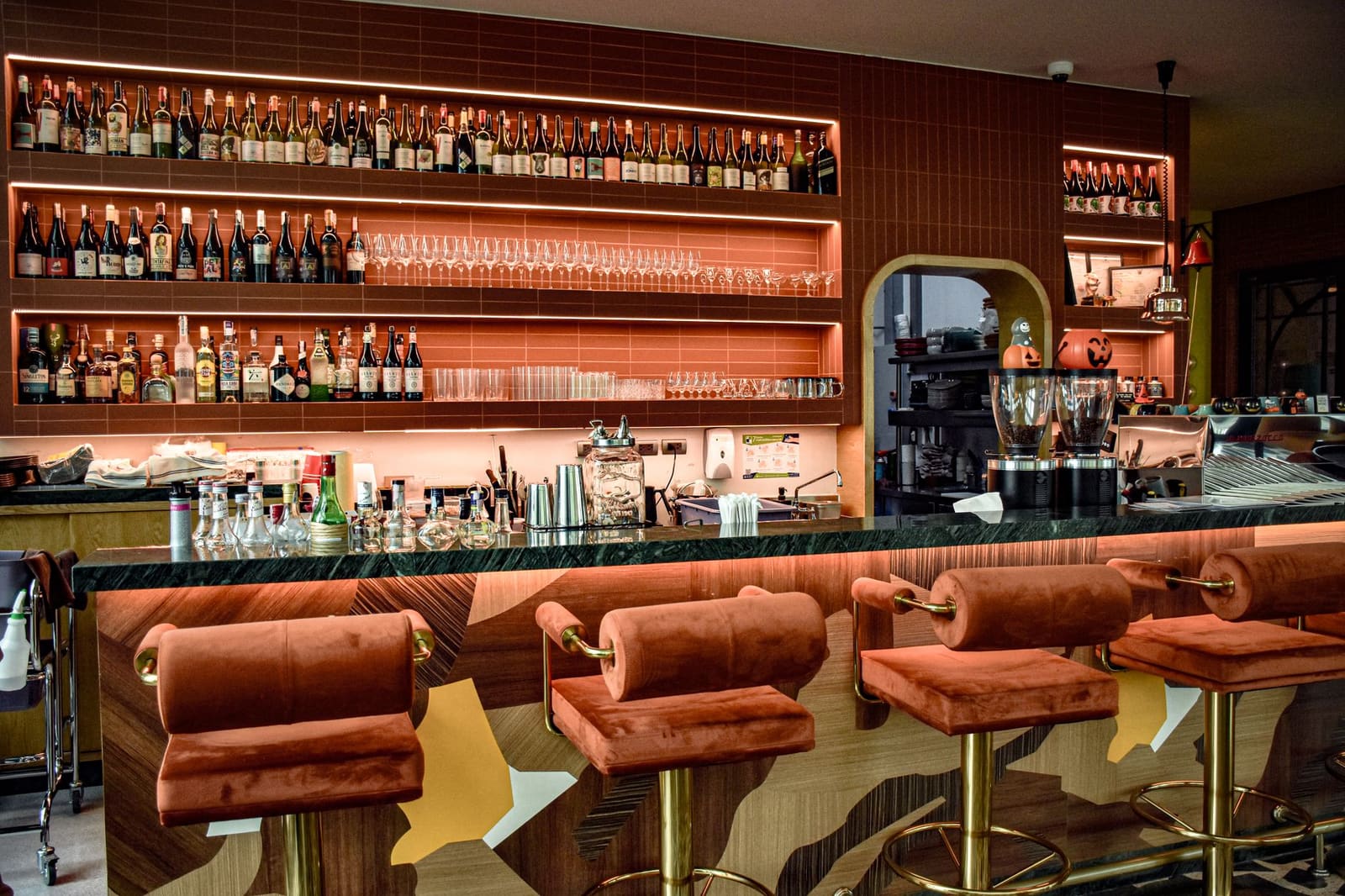 Sfeervol interieur van een cocktailbar met warme verlichting en zitplekken