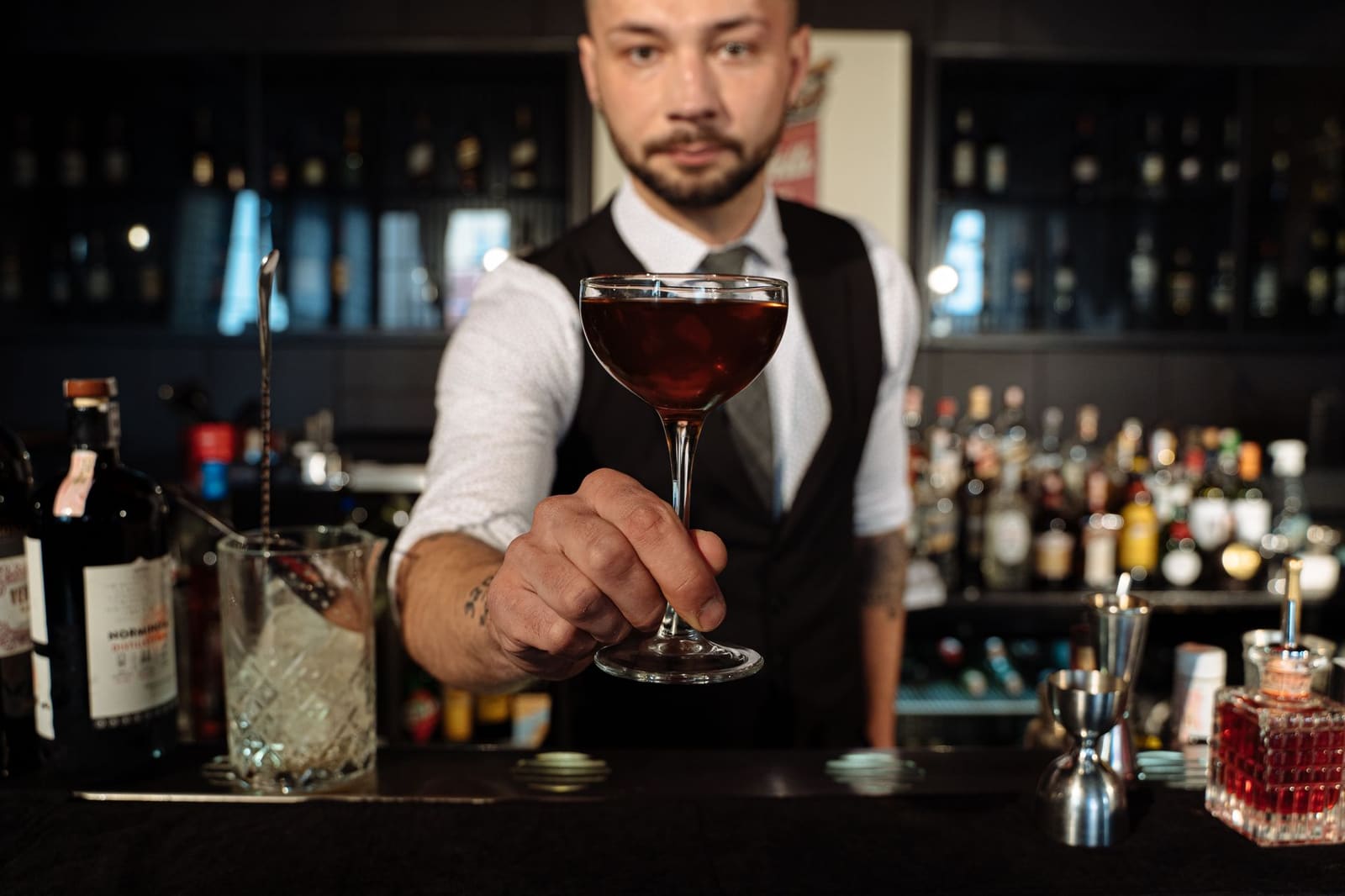 Deelnemer schudt een cocktail tijdens de speedchallenge van de Suntory Cup