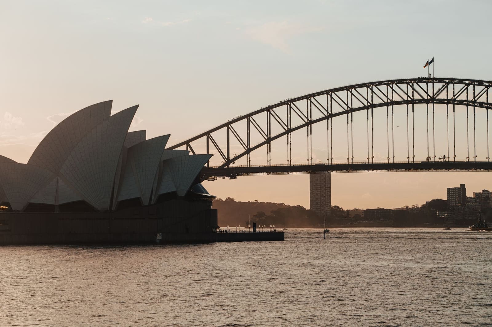 Skyline van Sydney met haven zichtbaar bij avondlicht