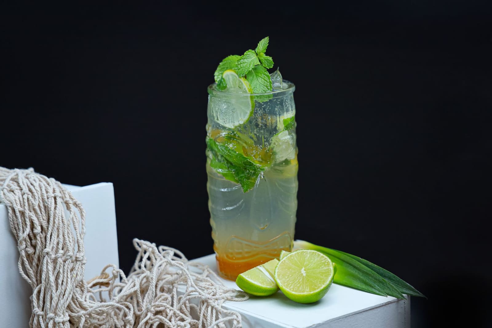 Highball glas met ijs en bruisende drank, typisch Japanse serveerstijl