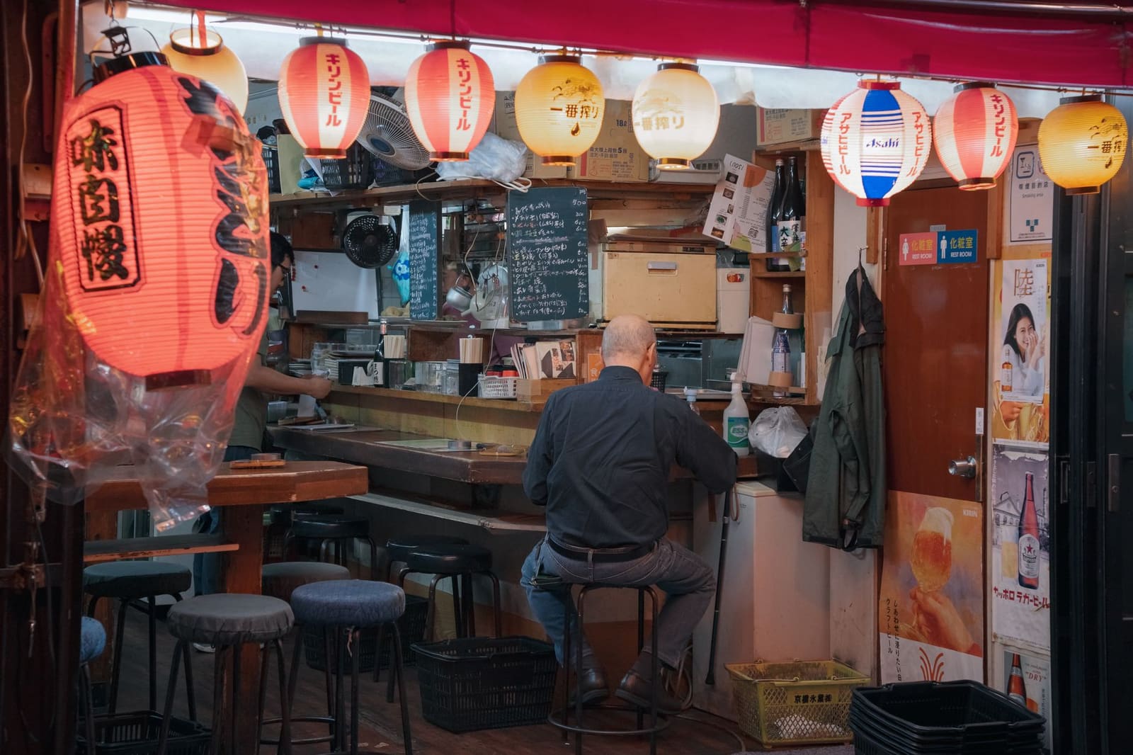 Kleine gerechten en sakeflesjes op tafel in een Japans eetcafé