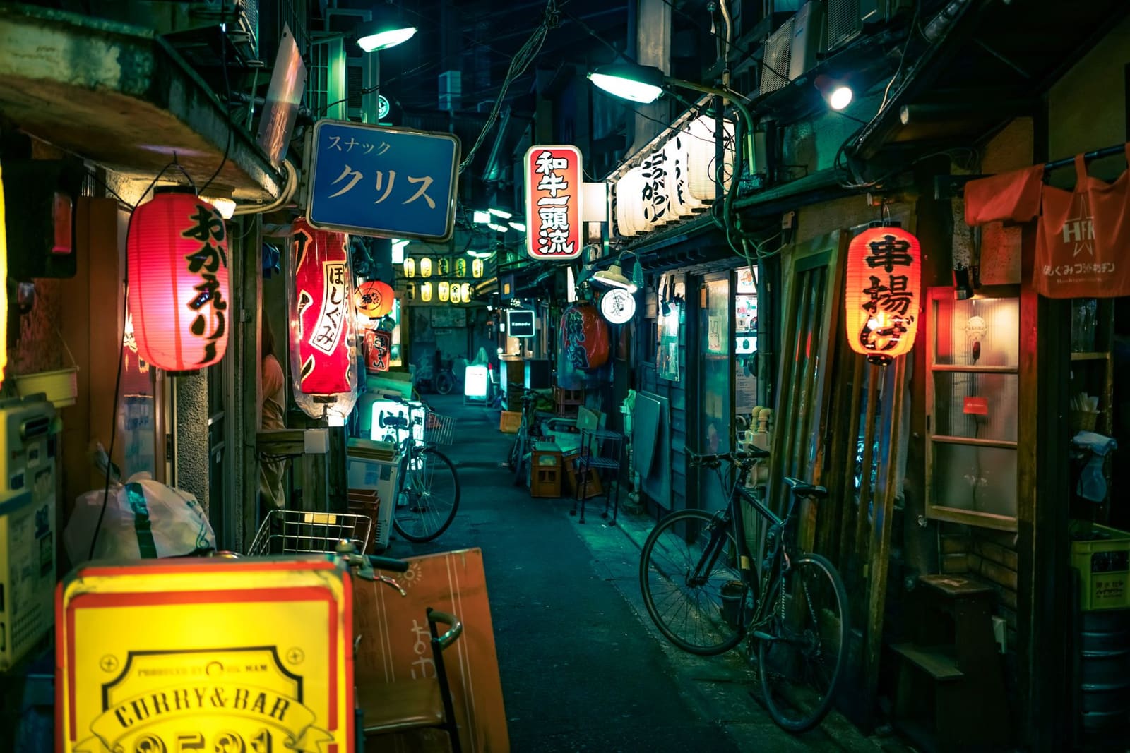 Sfeervol verlichte Japanse bar met waterthema, geinspireerd op de nieuwe Suntory House residency in Sydney