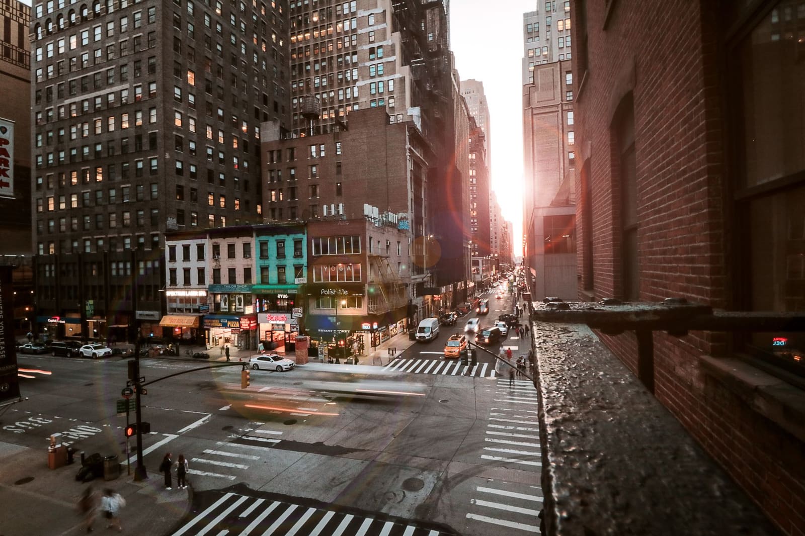 Straatbeeld van een bar in East Village New York bij avond