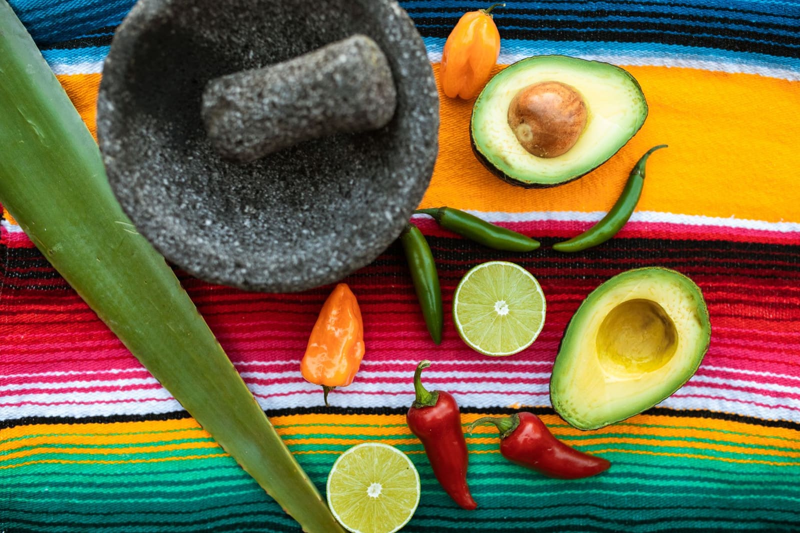 Verse limoenen en chilipepers klaar voor gebruik in Mexicaanse cocktails