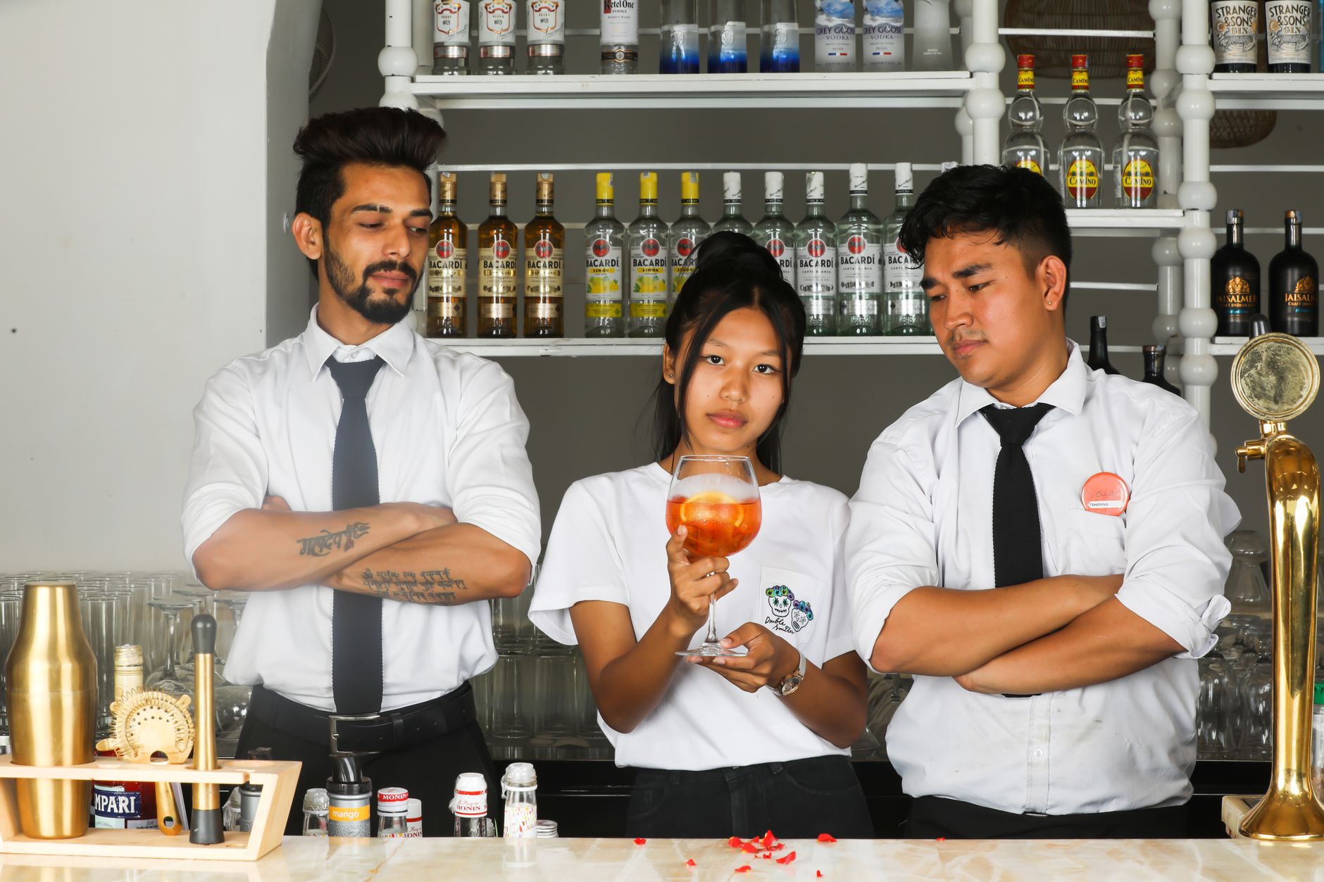 Bartenders volgen een training achter de bar tijdens een merkgerichte advocacy- en educatiesessie