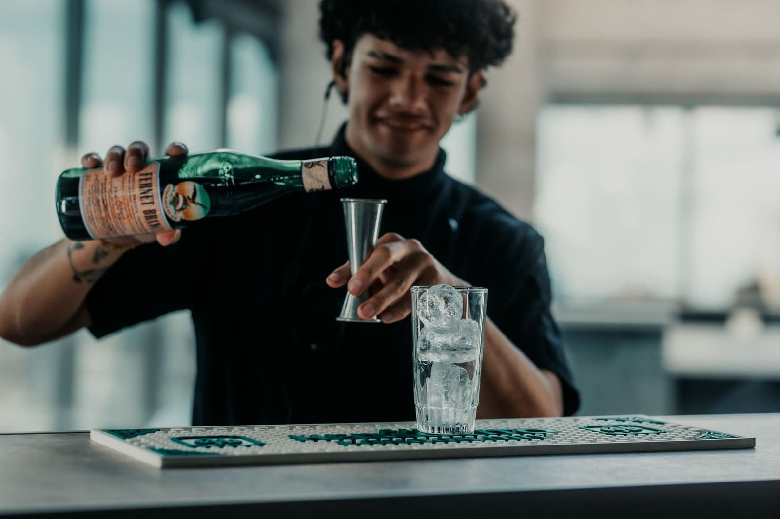 Bartender mixt een cocktail tijdens een competitie op het podium