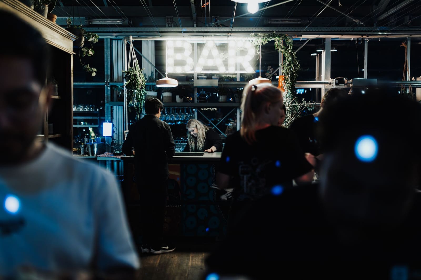 Drukke bar in Sydney tijdens een avondlijk feest met gasten
