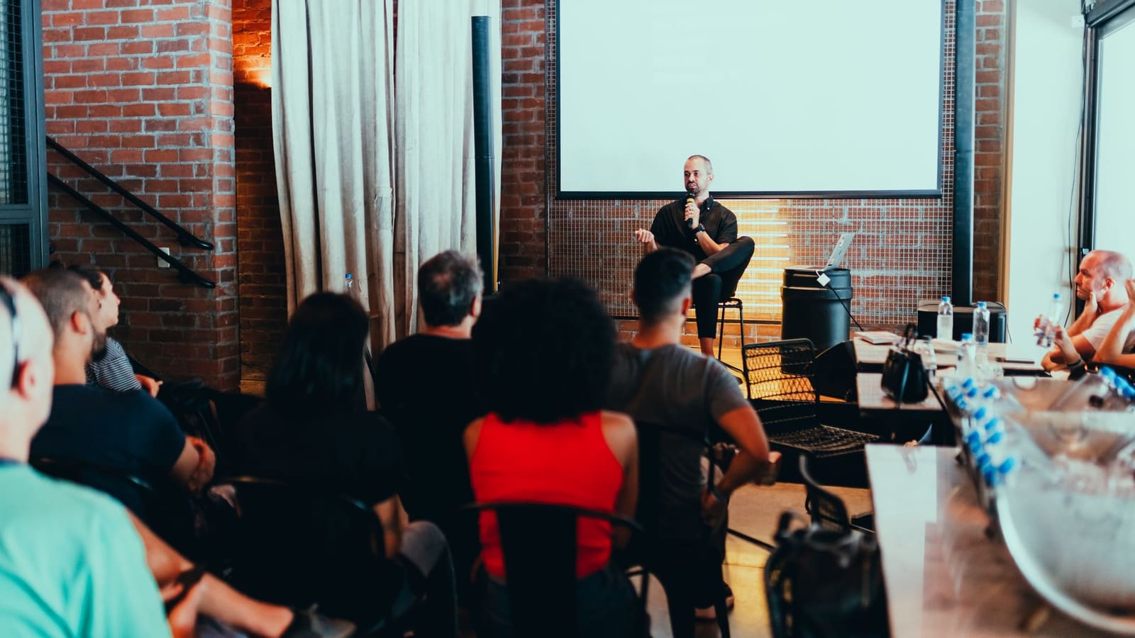 Sprekers in gesprek op een podium tijdens een branche-evenement