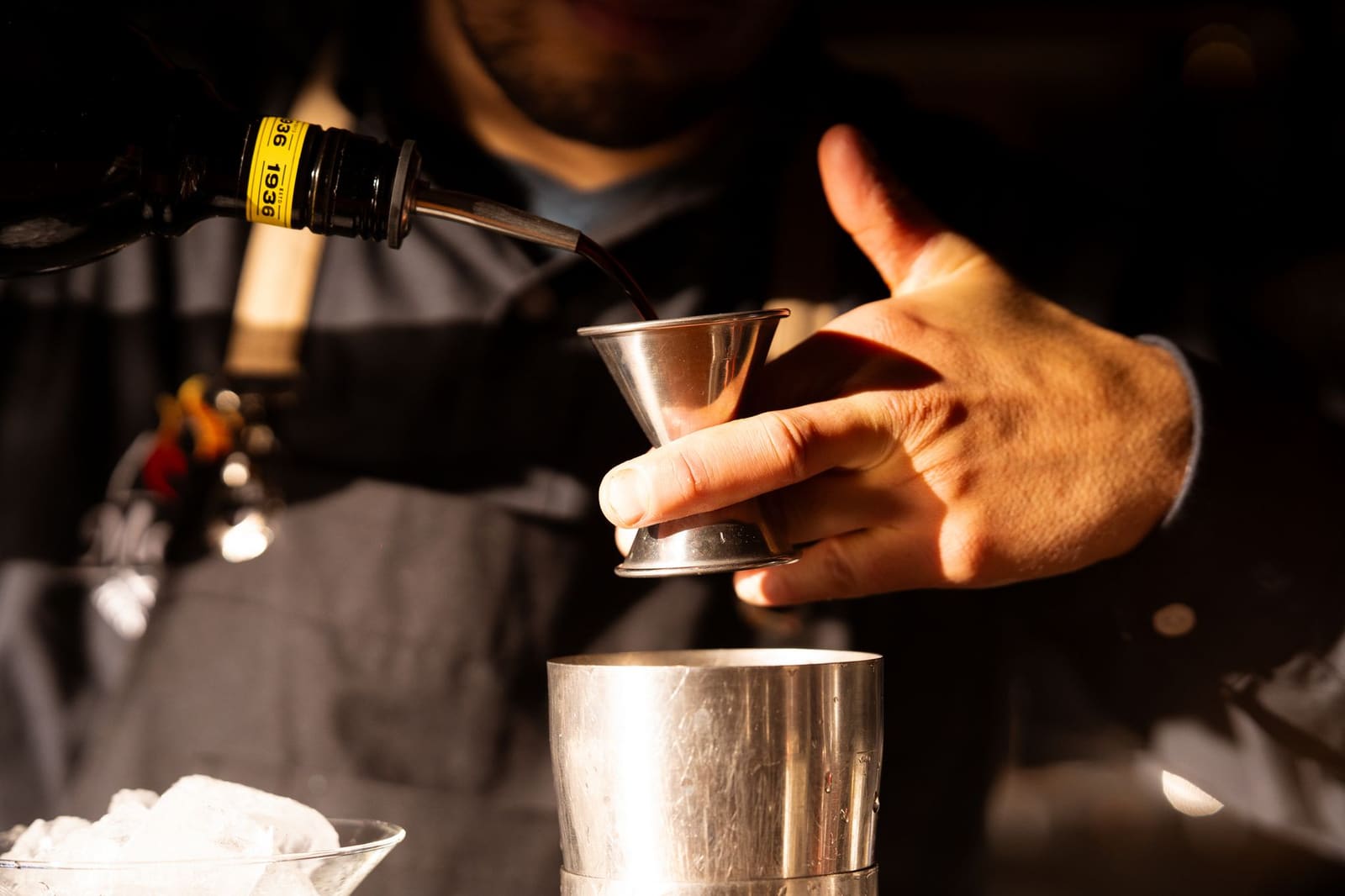 Ervaren bartender schenkt een drankje met jarenlange vakkennis