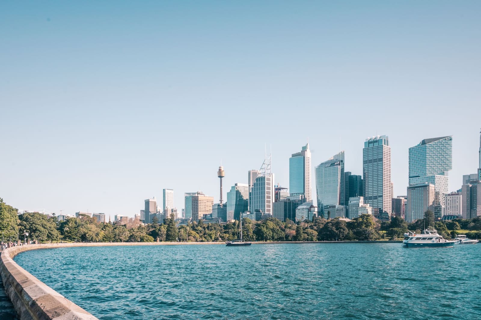 Skyline van Sydney met haven bij avondlicht