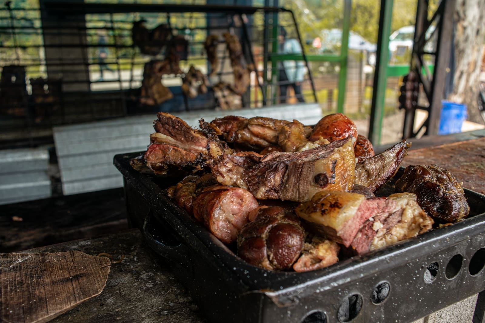Gerookt vlees op een barbecue, passend bij een Kentucky-geïnspireerde bbq-avond