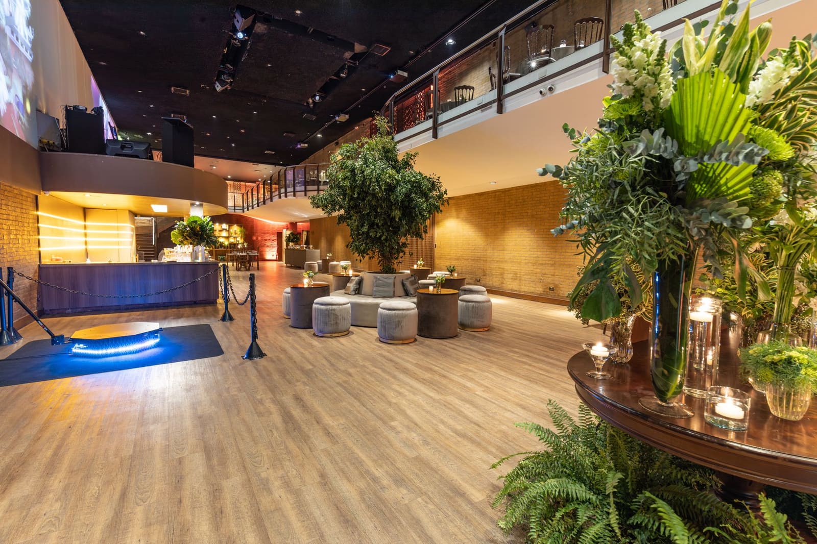 Sfeervol verlicht bar-interieur waar een speciale thema-avond plaatsvindt