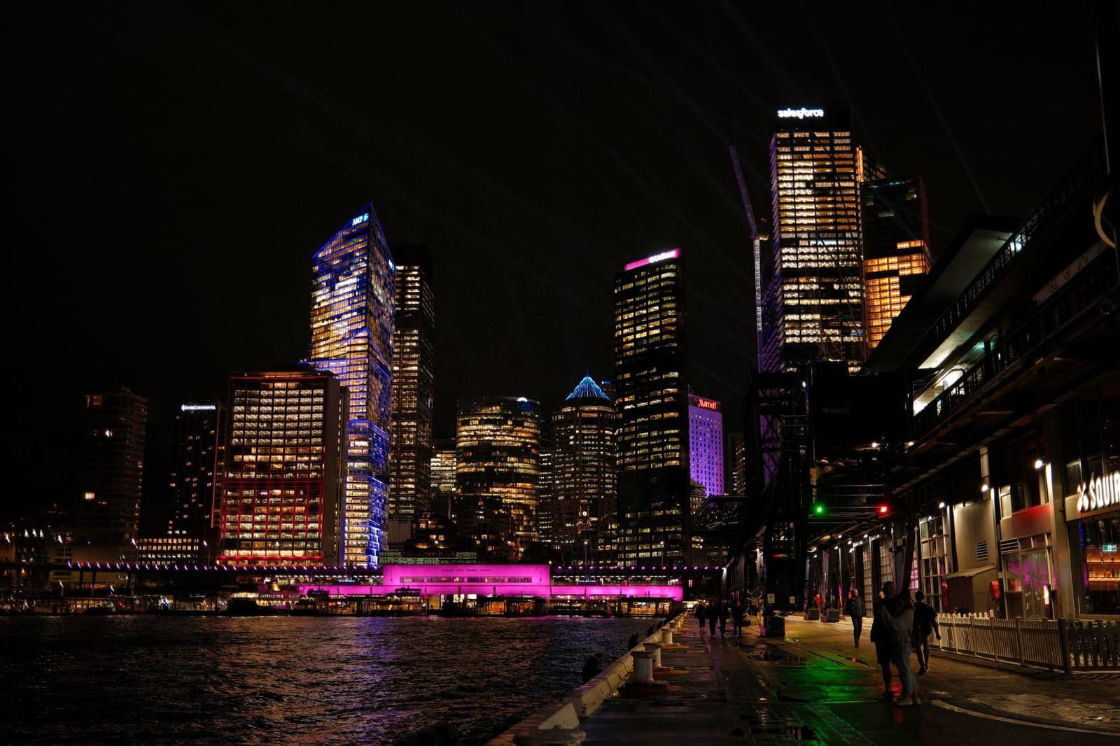 Skyline van Sydney met wolkenkrabbers en haven bij avondlicht