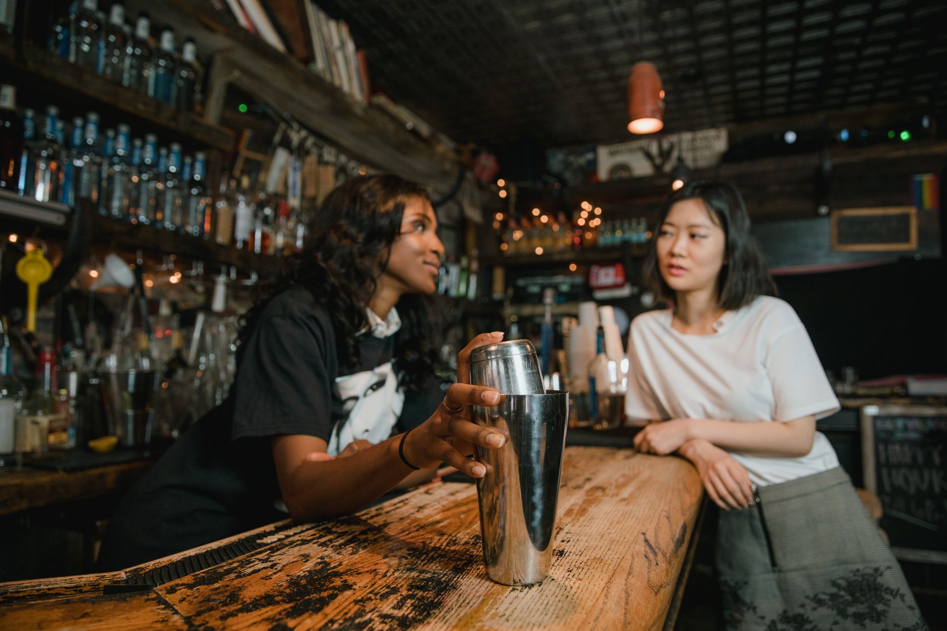 Twee bartenders werken samen achter een bar tijdens een cocktailevenement in Sydney