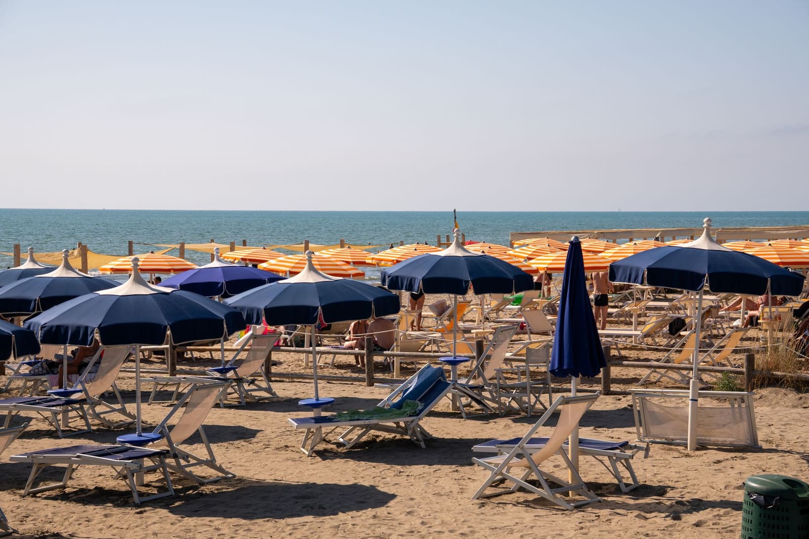 Strandparasols en ligstoelen op een zonnig Australisch strand