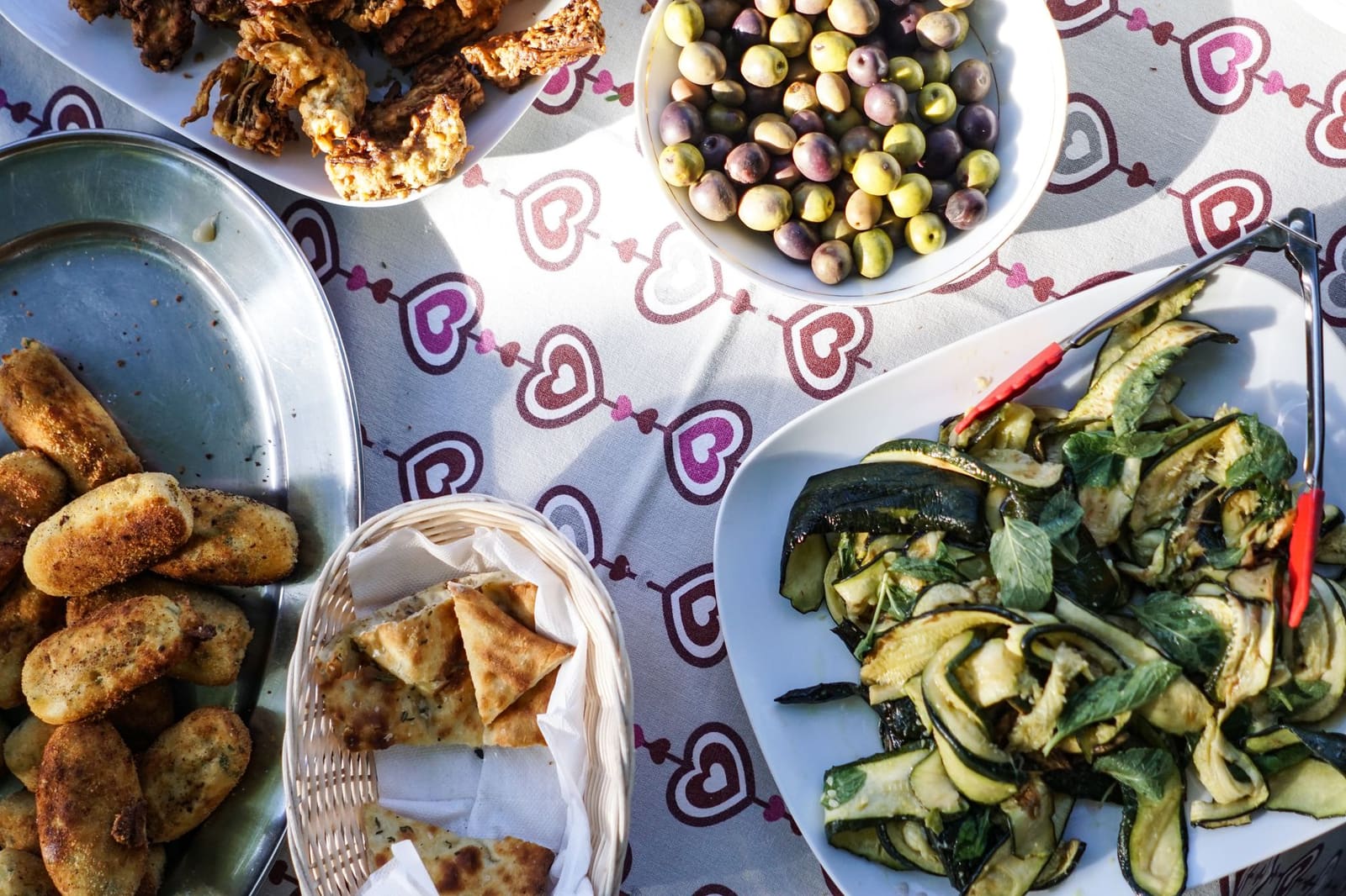 Mediterrane borrelplank met hapjes en drankjes op een tafel