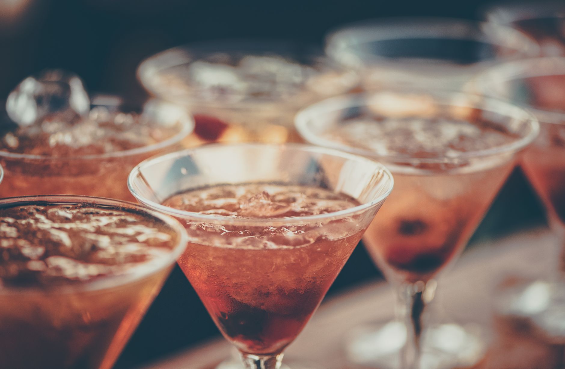 Feestende gasten met martiniglazen tijdens een barfeest bij aanvang van Sydney Bar Week