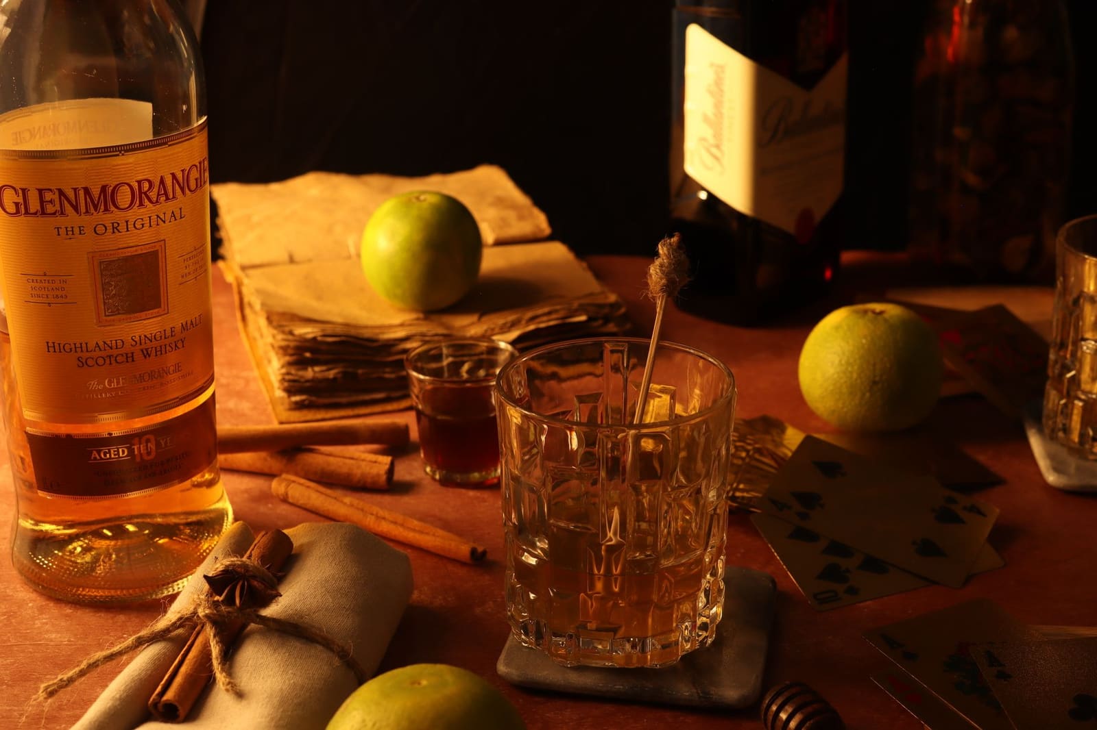Glazen whisky klaargezet voor een besloten proeverij tijdens een masterclass