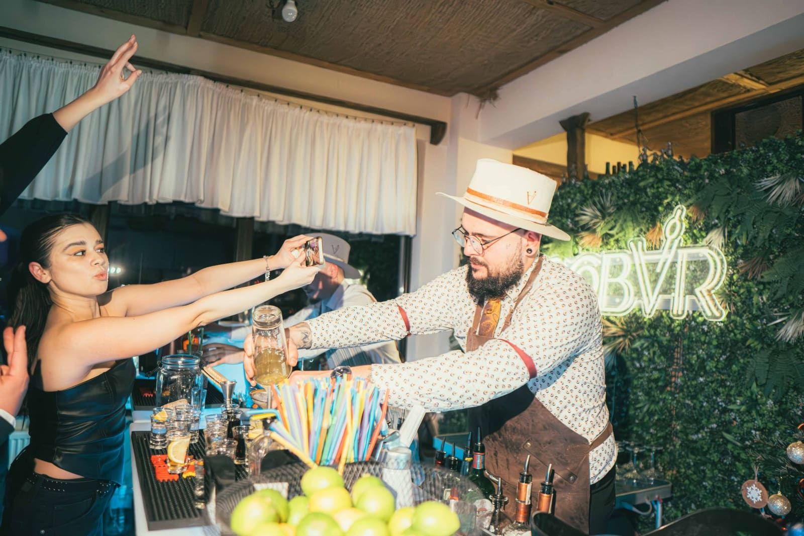 Bezoekers met cocktails op een druk drankenfestival