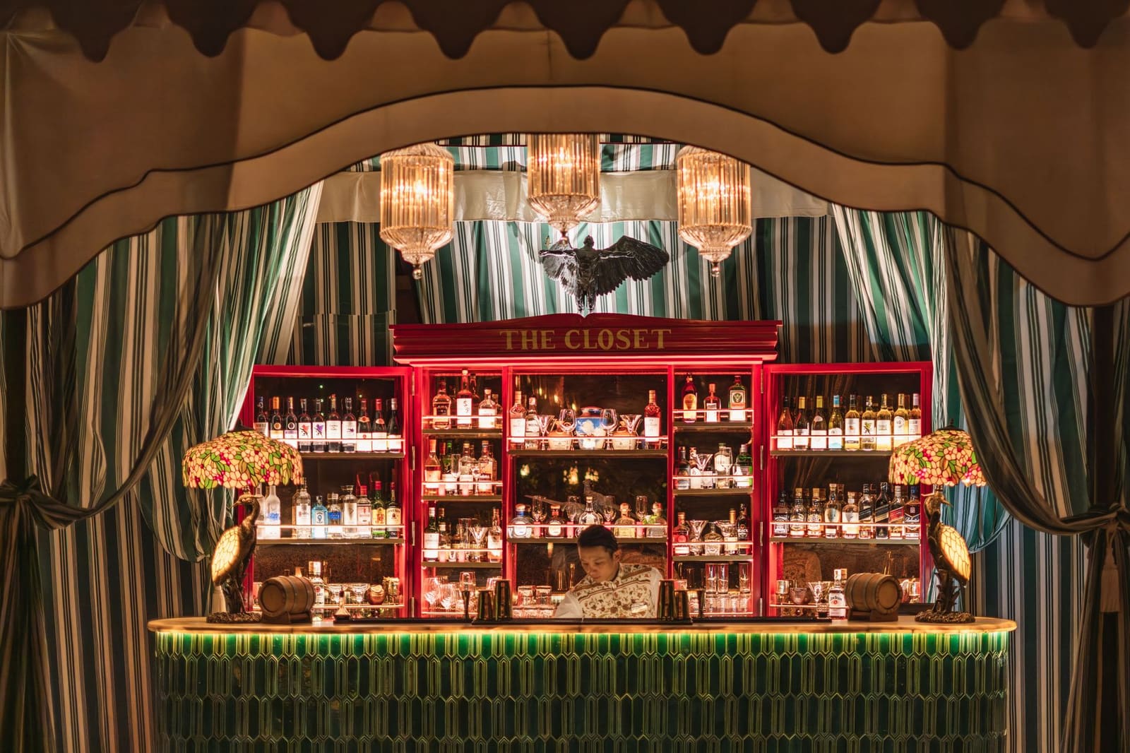 Sfeervol interieur van een kleine cocktailbar met warm licht en houten toog