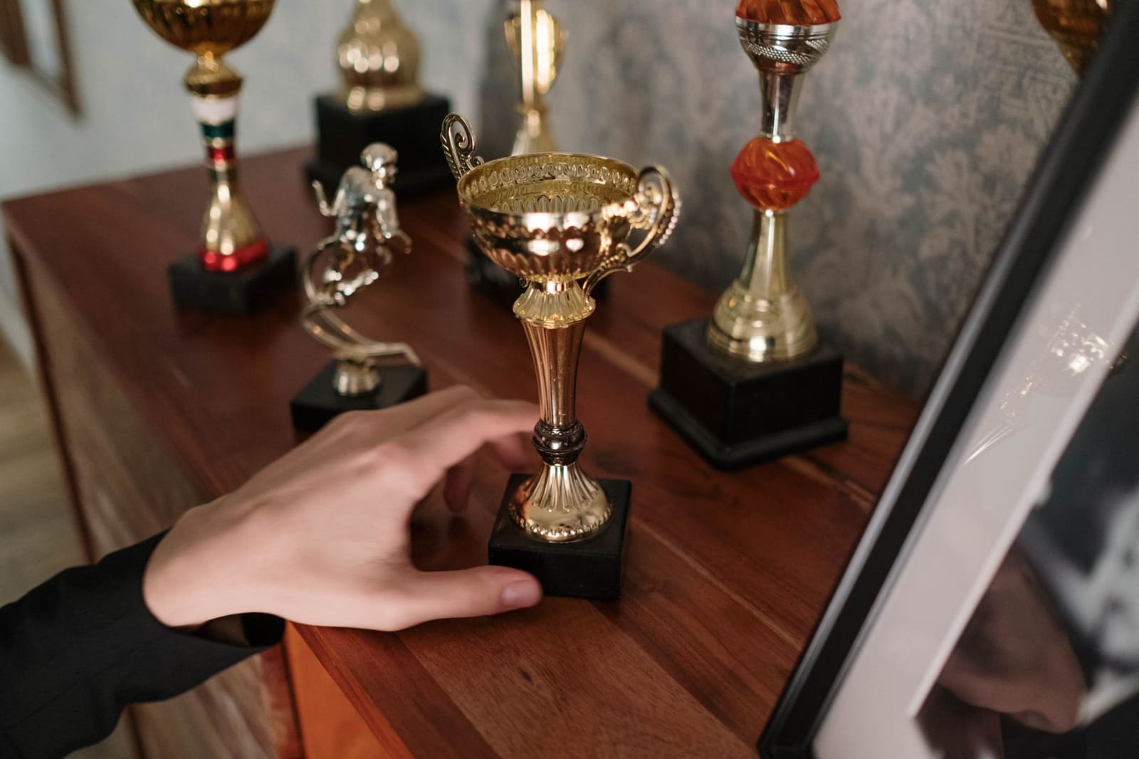 Trofeeën en prijzen uitgestald op een tafel tijdens een ceremonie