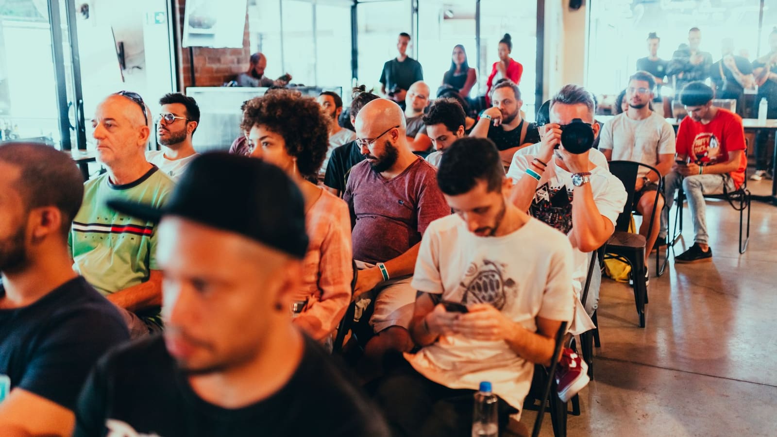 Groep mensen in gesprek tijdens een druk zakelijk netwerkevenement