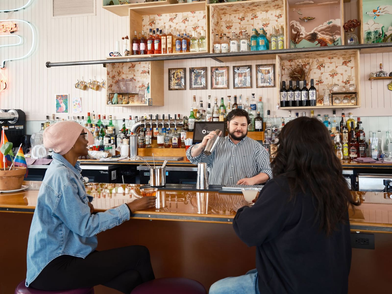 Bartender mengt een cocktail tijdens een druk bar-evenement