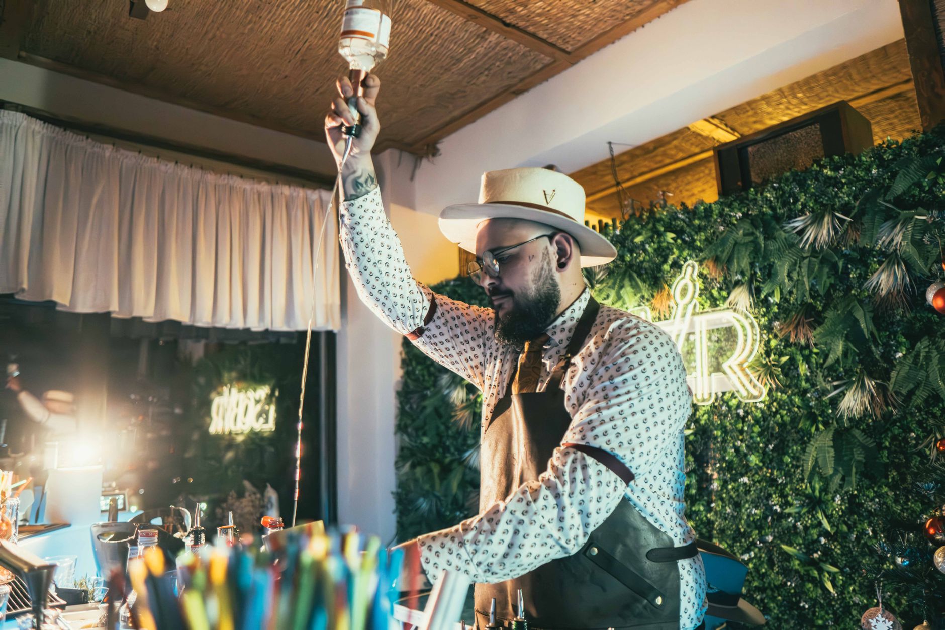 bartenders volgen een seminar tijdens een cocktailevenement, met flessen en glazen op de bar