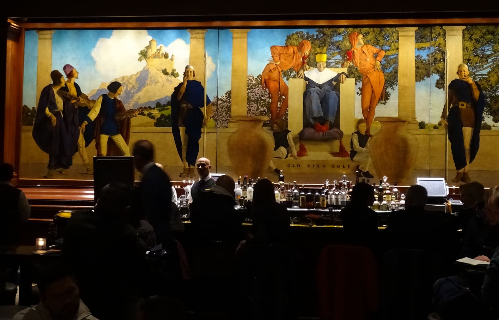 Stijlvol hotelbar interieur met zachte verlichting en houten bar