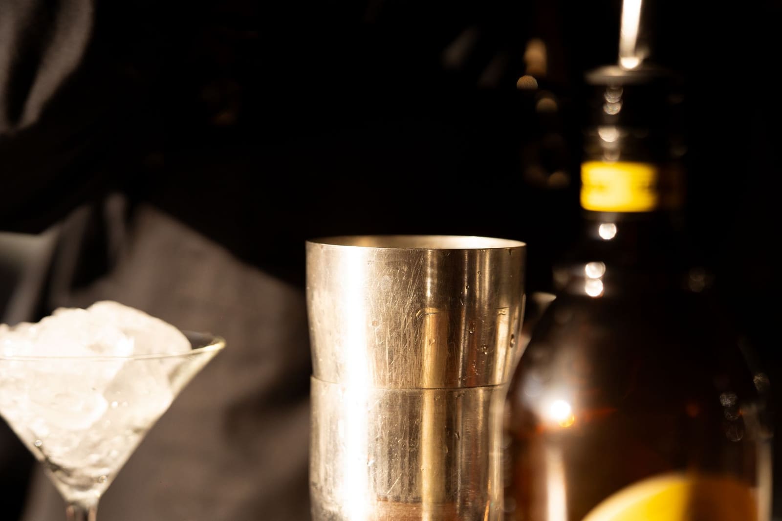 Cocktailshaker en barwerktuigen klaar voor gebruik op de toog