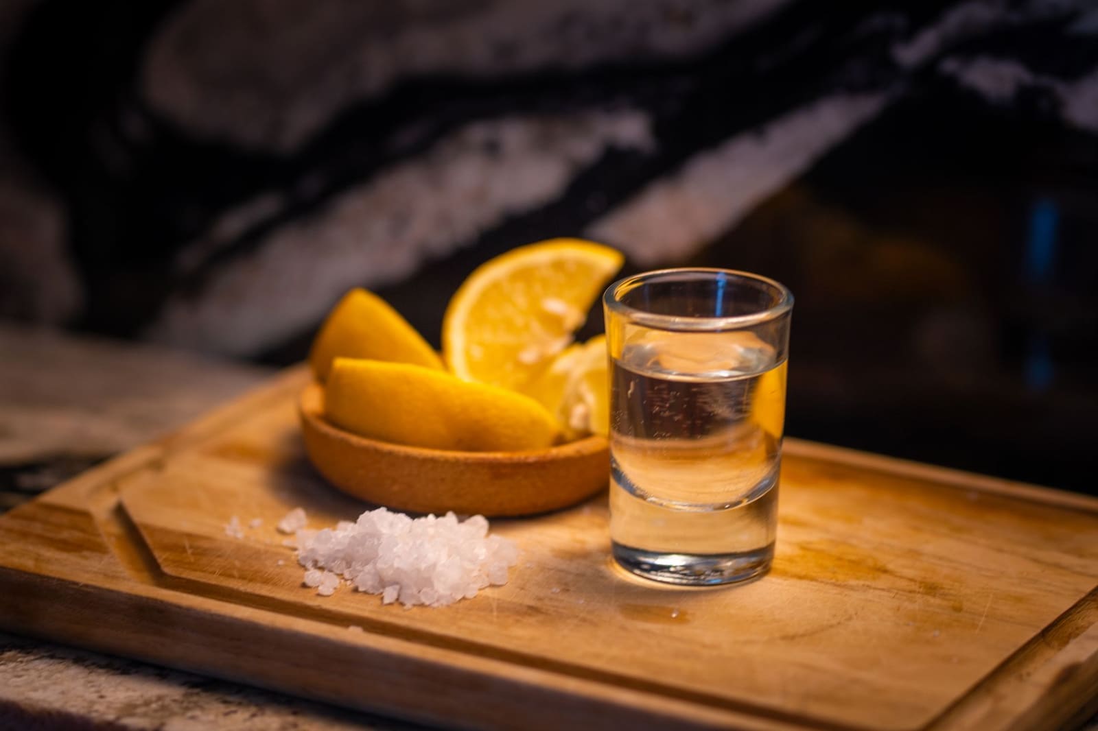 Glas heldere blanco tequila geschonken op een houten bar