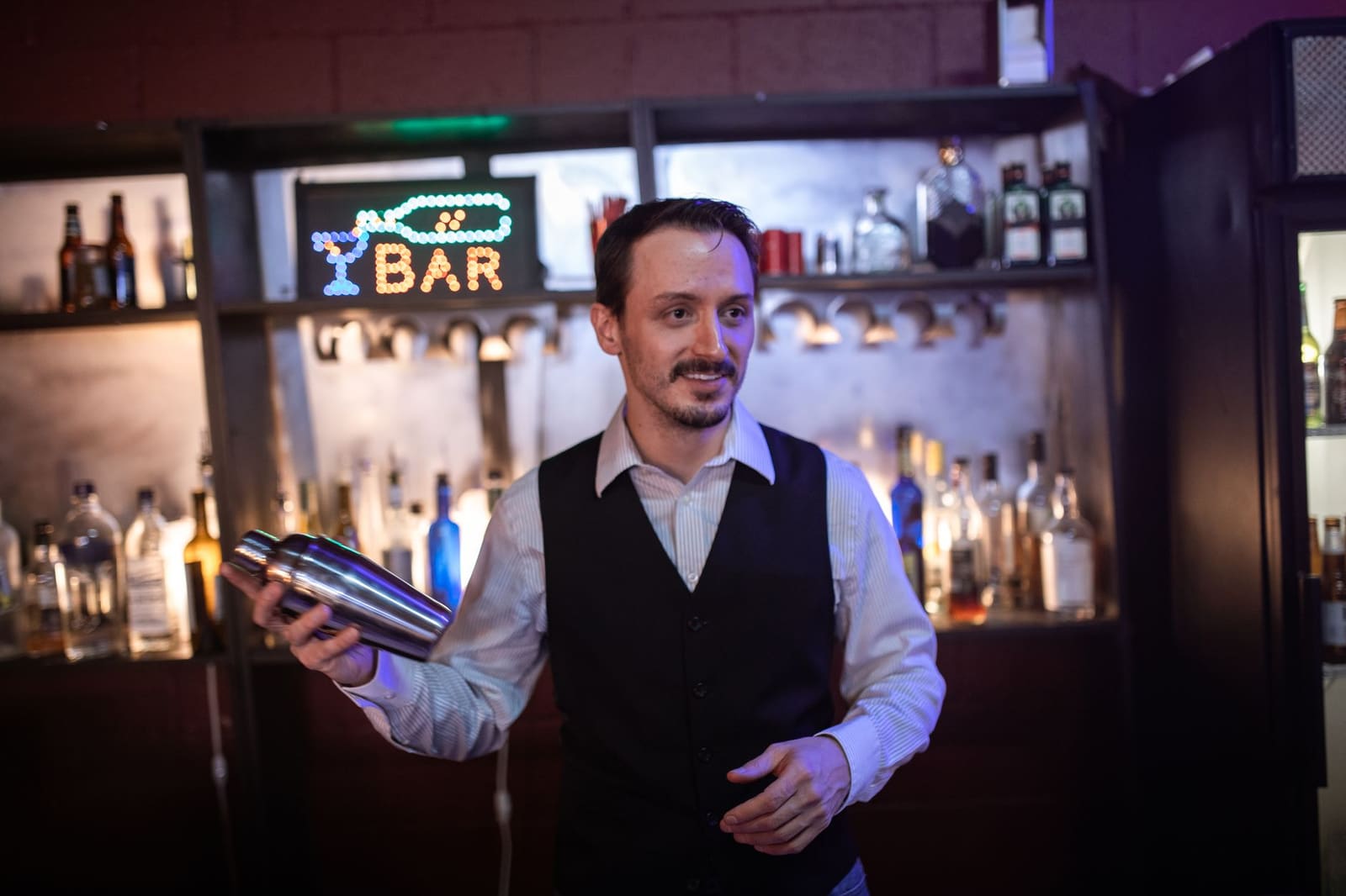 Bartender shaket energiek een cocktail tijdens een drukke cocktailwedstrijd